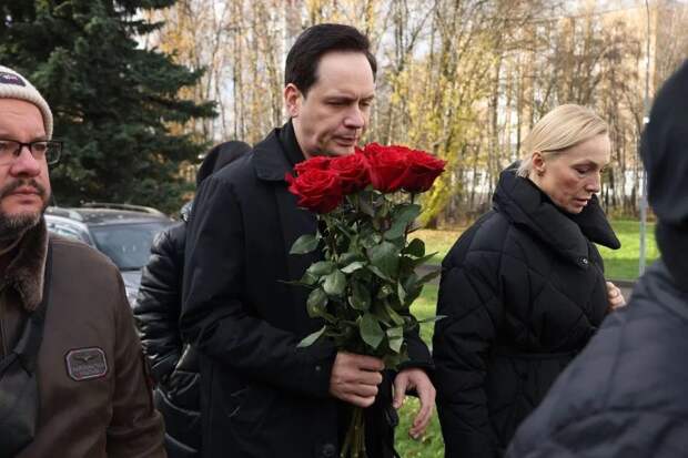 Сергей Бурунов, Гарик Харламов и Ирина Темичева простились с Романом Поповым Сергей Бурунов, Гарик Харламов и Ирина Темичева простились с Романом Поповым