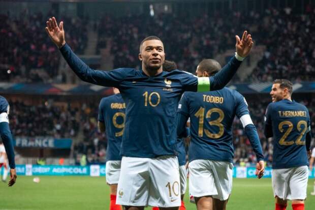 Мбаппе встретился с президентом Макроном на званом ужине