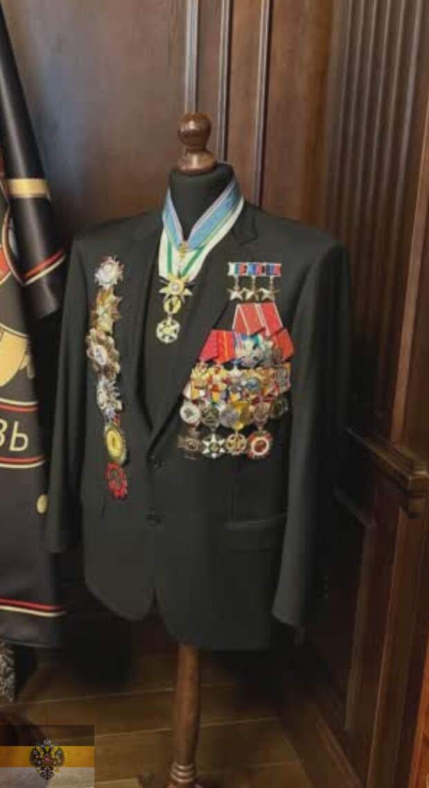 События почти двухнедельной давности продолжают обрастать новыми подробностями. На днях федеральные СМИ распространили фотографии хором "композитора".-2