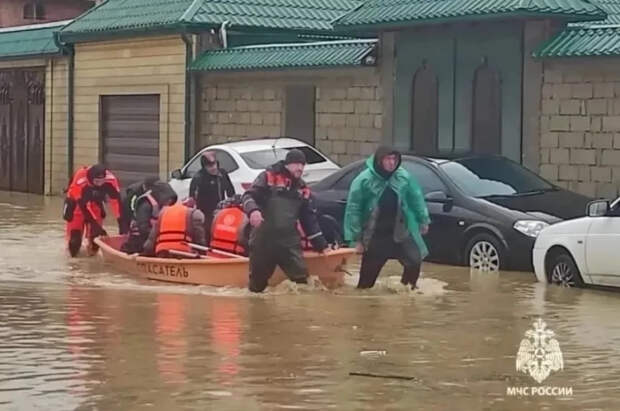 Жители Дагестана, спасшие 4 детей при наводнении, получили премию Кеосаяна
