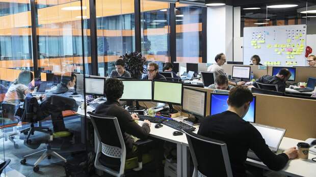 Психолог объяснила разницу между самоуверенностью и токсичной наглостью на работе