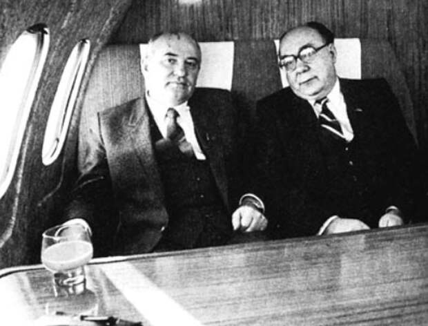 Горбачев и Яковлев. Источник фото - https://proxy.coollib.net/i/16/261416/i_030.jpg