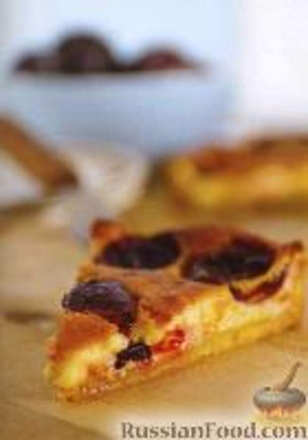 Фото к рецепту: Пирог с сыром и сливами