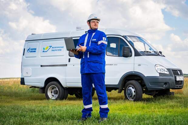 Эколог «Газпром нефти» рядом с полевой эколабораторией