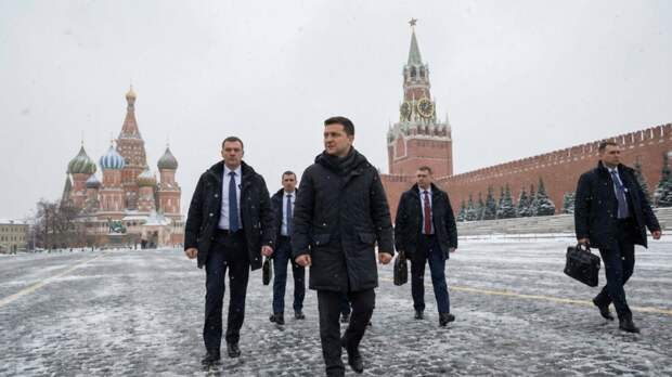 Ушаков: Москва обеспечит Зеленскому безопасность в случае визита в Москву