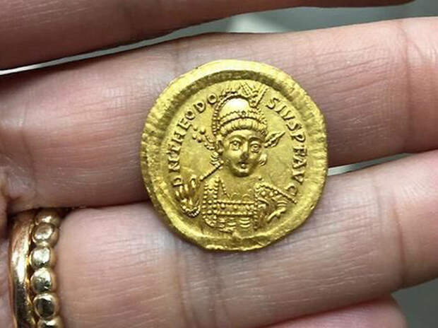 Школьники нашли в Израиле полуторатысячелетнюю золотую монету