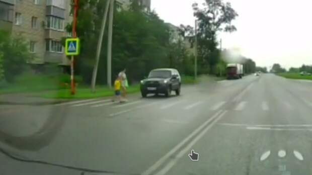 "Слепой водитель" сбил "несмотрящую по сторонам" женщину с ребенком в Новоалтайске