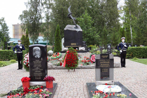 Память трагически погибшего экипажа АТЛ "Курск" почтили в Петербурге...