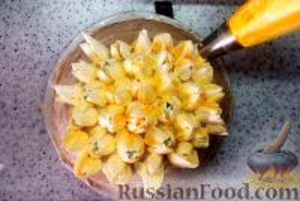 Фото приготовления рецепта: Торт-букет "Жёлтые тюльпаны" - шаг №19