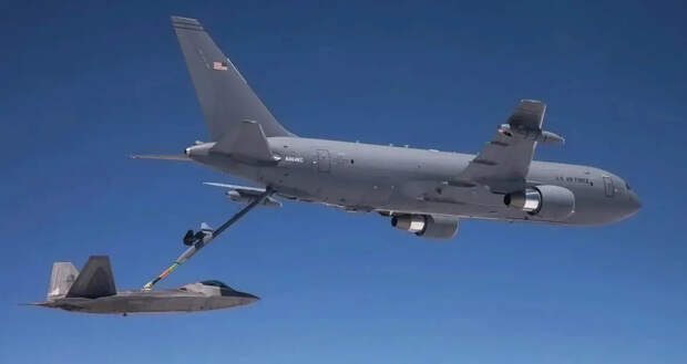 Самолёт ВВС США KC-46 Pegasus потерял топливозаправочную штангу во время полёта с истребителями F-22