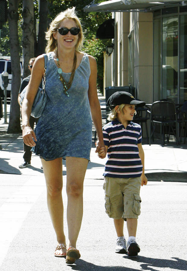 Летняя прогулка с сыном Лейрдом Вонном: в сарафанчике джинсовой расцветки будет не жарко даже в самое пекло. Фото: Splash/All Over Press.