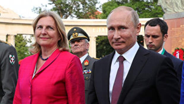 Президент РФ Владимир Путин и министр европейских, интеграционных и иностранных дел Австрии Карин Кнайсль. Архивное фото