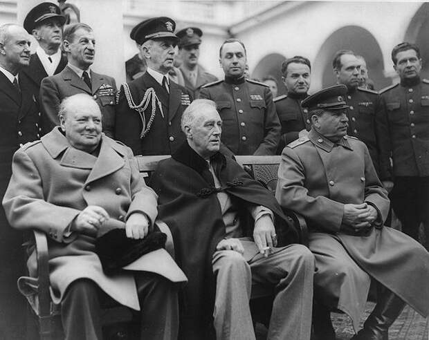 Известнейшее ялтинское фото 45 года, на котором можно увидеть Черчилля, Сталина и Рузвельта. 