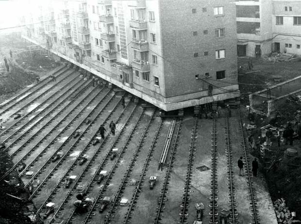 Перемещение 7600-тонного жилого дома для создания бульвара в Алба-Юлии, Румыния, 1987