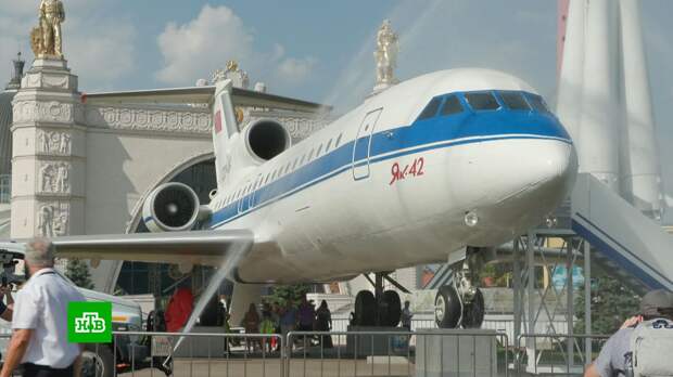 Самолету-музею Як-42 на ВДНХ вернули исторический облик