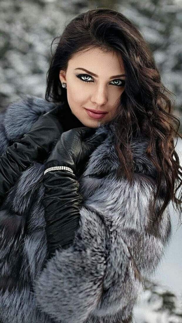 Симпатичные девушки.