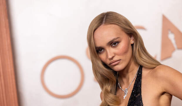 Дочь Джонни Деппа расстегнула надетую на голое тело куртку перед камерой