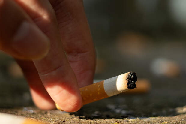 Любитель пошвырять окурки на чужой балкон жестоко поплатился за свою безалаберность