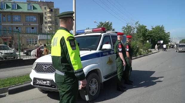 Российские военные вручили более 500 георгиевских ленточек жителям Душанбе