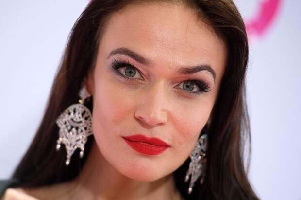 Самолет с сыном телеведущей Водонаевой развернули при обострении ситуации в Иране