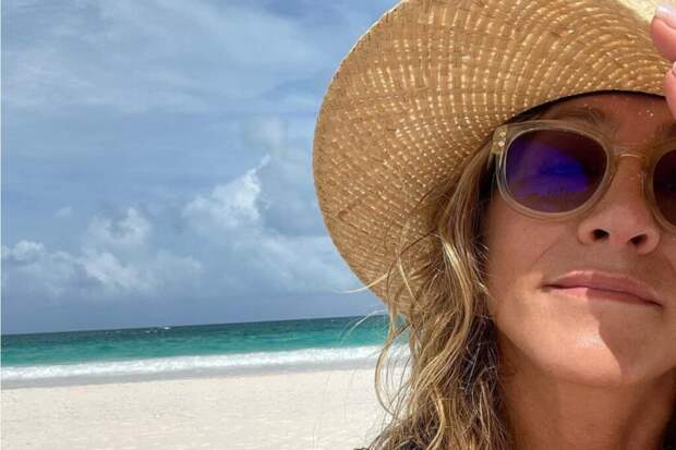 Въехавшего на машине на территорию дома Энистон обвинили в ее преследовании