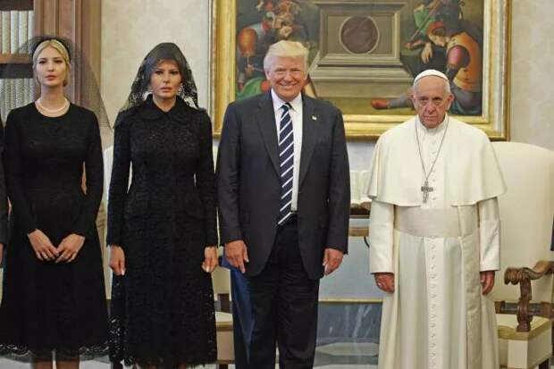 Визит Дональда Трампа в Ватикан: социальные сети потешаются над реакцией Папы Франциска