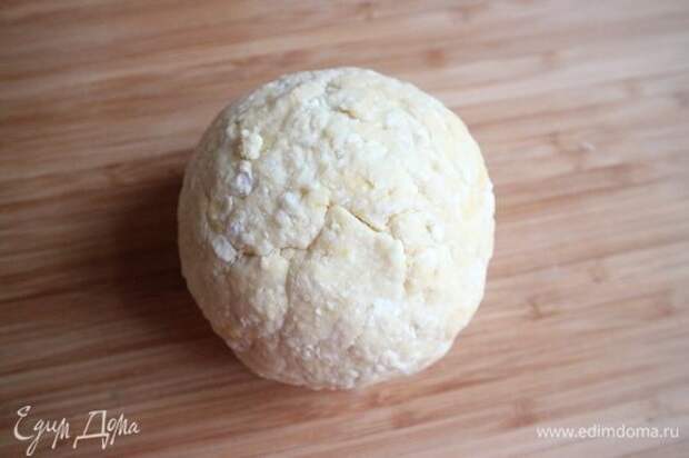 Добавить творожный сыр. Перемешать. Скатать тесто в шар. Завернуть в пленку и убрать в холодильник на 40 минут.
