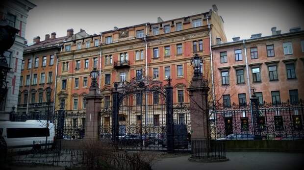 "Собачье сердце" пo-пeтepбypгcки. Памятник Шарику и Профессору