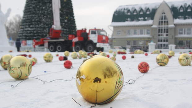 Стало известно, когда начнут разбирать новогодний городок в Барнауле