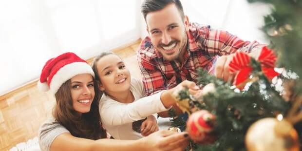 семейные новогодние традиции — это сфотографироваться у ёлочки всем вместе