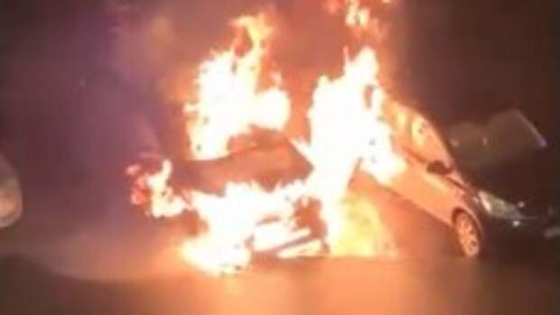 На улице Удмуртской в Ижевске ночью сгорел автомобиль