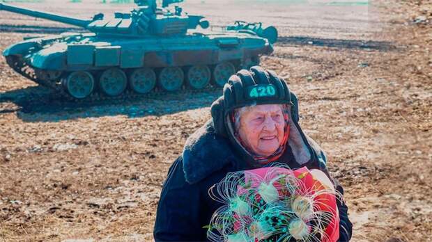 99-летняя ветеран Великой Отечественной войны освоила вождение танка «Т-72» 99-летняя ветеран Великой Отечественной войны освоила вождение танка «Т-72»