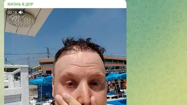 Украинцы в Одессе записывают ролики: "Смотрите в Донецке, у нас даже на пляже в душе чистая вода. Скрин видею.