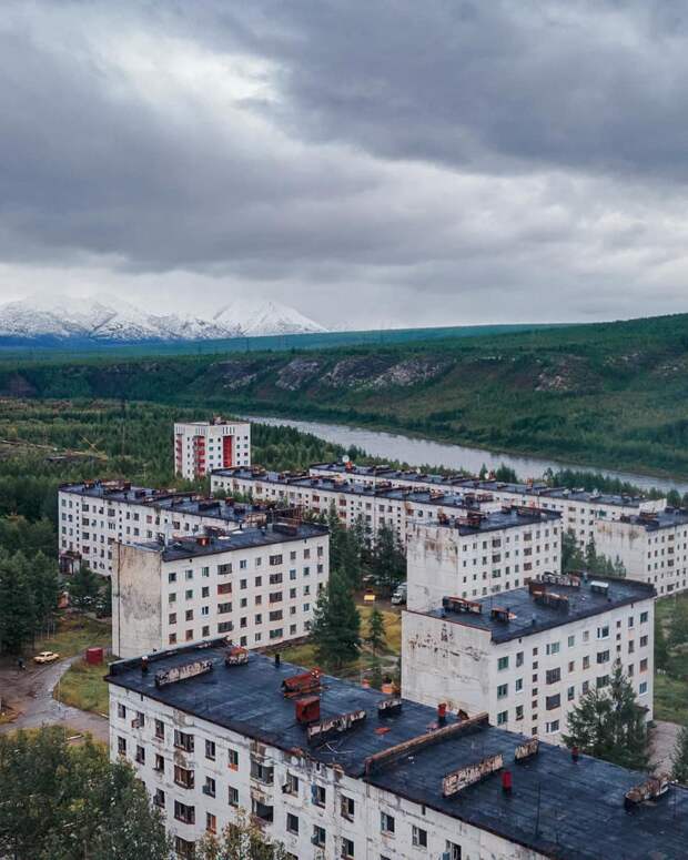 Полузаброшенный поселок на Колыме невероятной красоты (ФОТО)