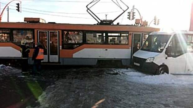 В Барнауле встали трамваи из-за зажатого в дверях пассажира