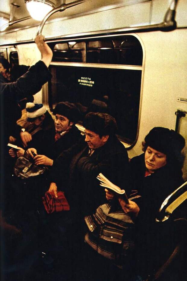 1978 Magazines and paperbacks occupy riders on Moscow’s subway system by NG 1978 Magazines and paperbacks occupy riders on Moscow’s subway system by NG