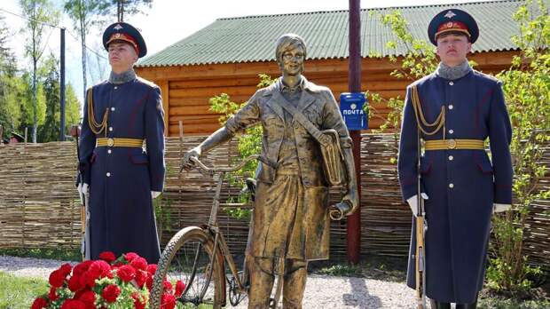 Памятник почтальонке времен ВОВ открыли в парке "Патриот"