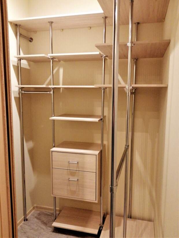 Без гардеробной и даже шкафов: ловкие идеи хранения в малогабаритных квартирах.