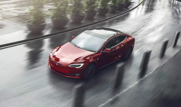 Владелец Tesla уснул за рулем на скорости 140 километров в час
