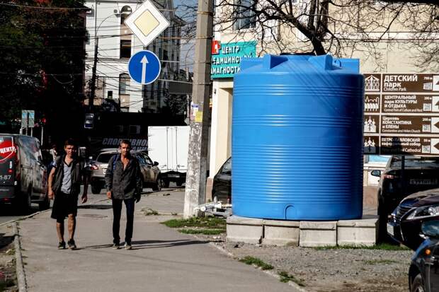 Жители Симферополя редко набирают воду из специальных баков