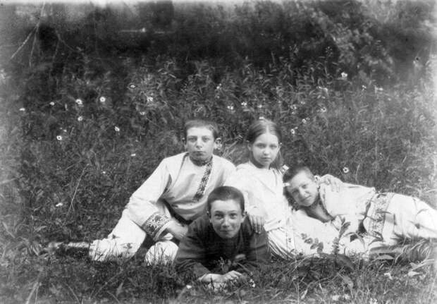 Борис Савинков (на переднем плане) с детьми Беневскими - Михаилом, Марией, Иваном (слева направо). 1895 год./Фото: img.rg.ru Борис Савинков (на переднем плане) с детьми Беневскими - Михаилом, Марией, Иваном (слева направо). 1895 год./Фото: img.rg.ru