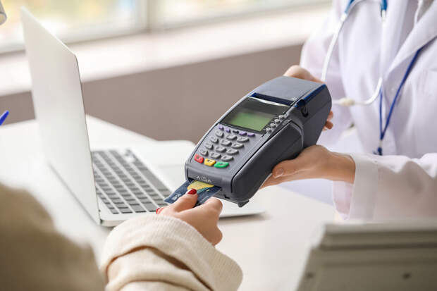 Эксперт Леонова: 90% россиян с ДМС клиники пытаются развести на наличные