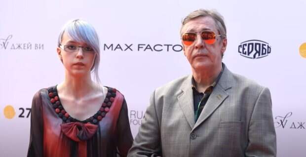 Дочка Михаила Ефремова окончательно съехала с катушек и поменяла пол родителям. Снимки напугали все соцсети