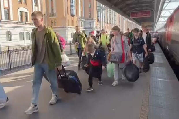 Видео: в Петербурге для школьников из Курской области подготовили культурную программу