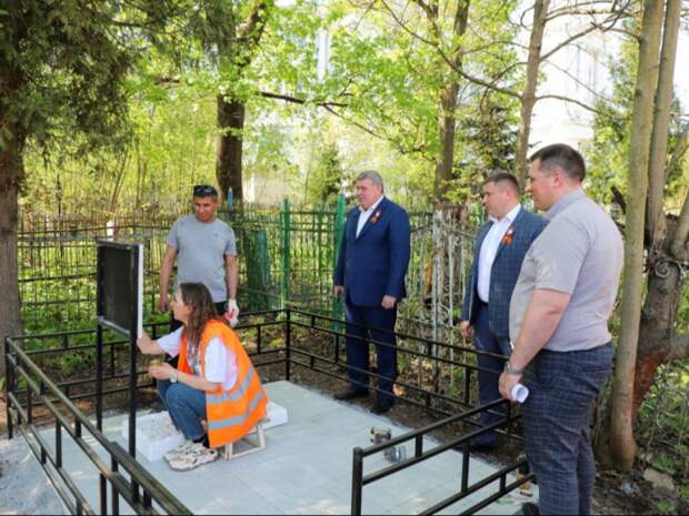 Илья Беспалов проверил благоустройство могилы ветерана в Туле