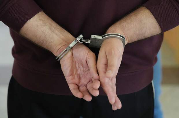 В Псковской области мужчину арестовали за насилие над падчерицей и ее подругой