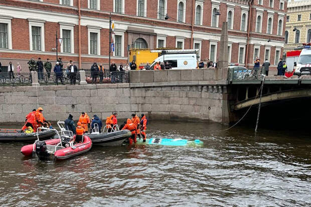 Shot: спасатели достали из салона затонувшего в Петербурге автобуса всех пассажиров