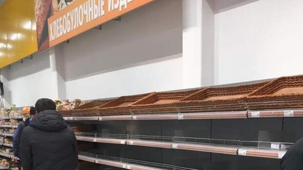 "Хлеба нет. Пустые полки": Реальные доказательства того, как граждан ловят на крючок паники