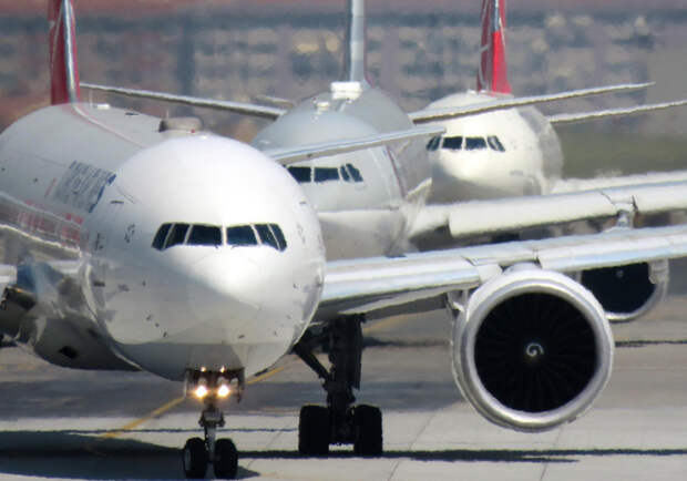 Азиатская авиакомпания позвала на работу пилота, посадившего самолёт на поле