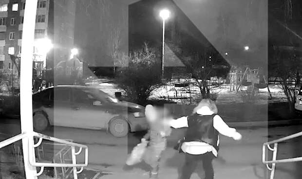 В Екатеринбурге пьяная женщина избила сына у подъезда дома: мама, за что?